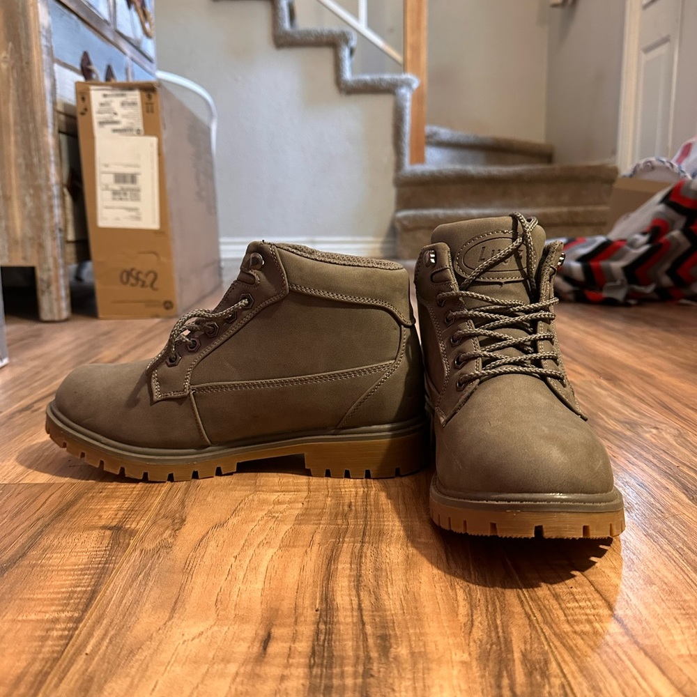 Lugz Women's Mantle Mid Fashion Boot- never worn
color: Charcoal/Gum
size: 8.5